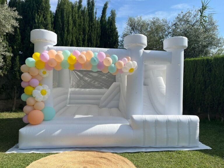 castillo hinchable blanco decorado con globos