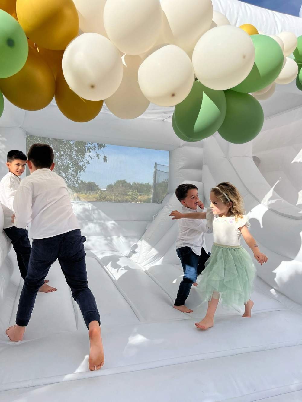 castillos hinchable elegante blanco en mallorca decorado con globos