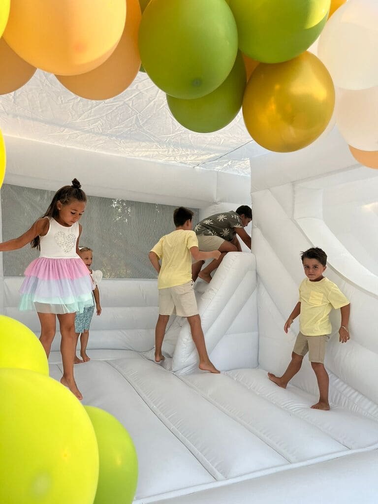 Nuestros castillos hinchables transforman cualquier evento en una experiencia mágica.
Risas, saltos y recuerdos inolvidables para grandes y pequeños