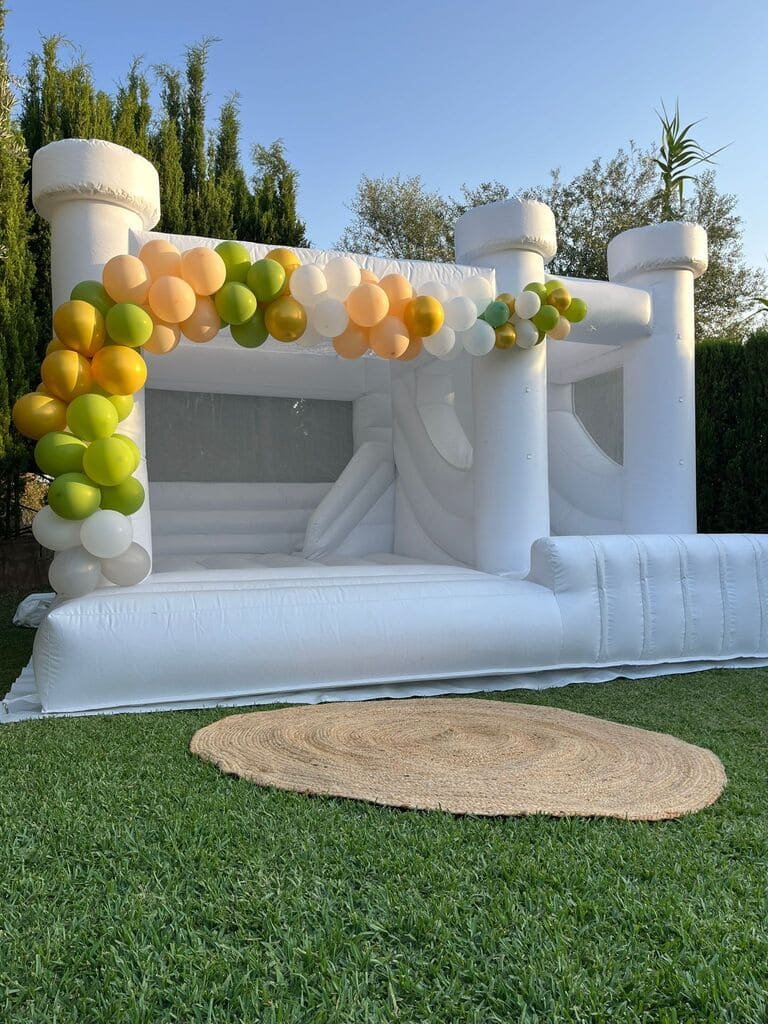 castillos hinchable decorado con globos