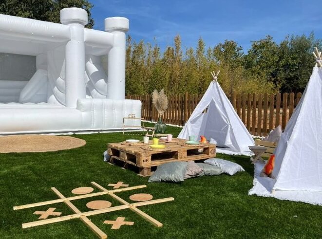castillo hinchable blanco decorado con globos