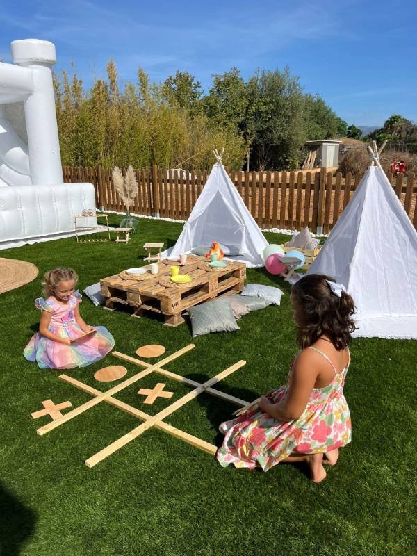 castillos hinchable elegante blanco en mallorca decorado con globos