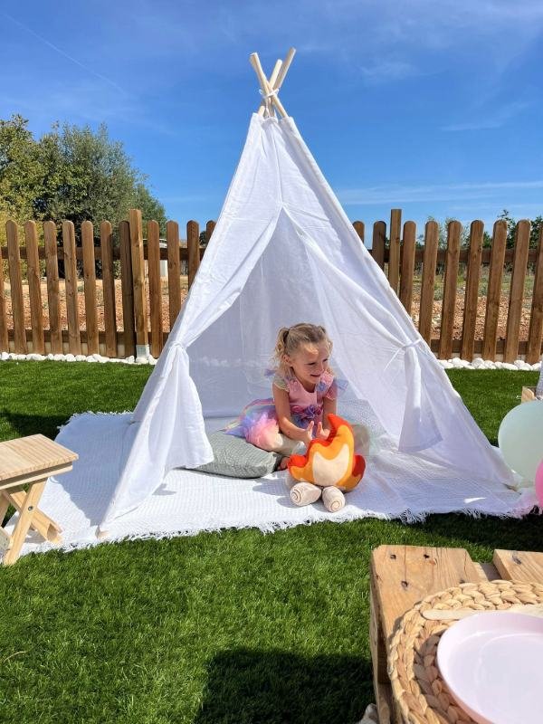 castillos hinchable elegante blanco en mallorca decorado con globos