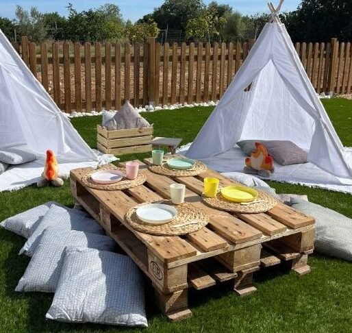 castillo hinchable blanco decorado con globos
