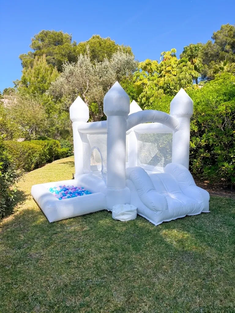 Castillo hinchable blanco pequeño