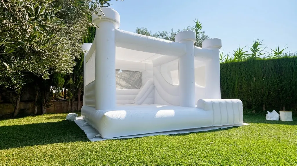 Castillo hinchable blanco pequeño